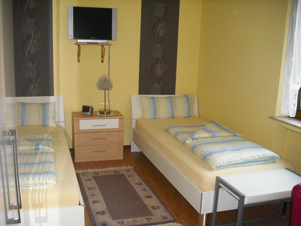 Apartment Feriendomizil&weingut Roussel Mit Restaurant La Bonne Adresse *